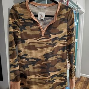 women's Camo top long sleeve small